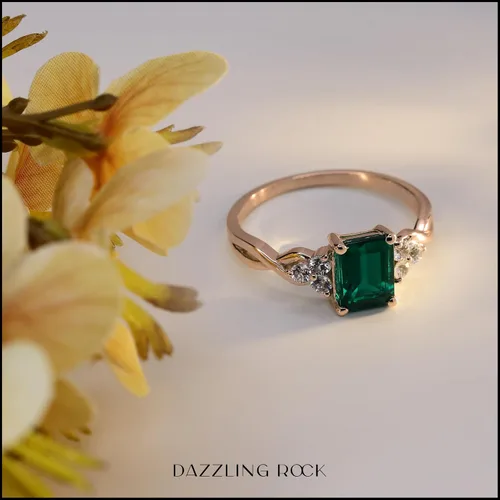Vista 20 de Dazzlingrock Collection Anillo de compromiso con forma de esmeralda de 0.315 x 0.236 in creado en laboratorio y zafiro blanco redondo de 0.087 in