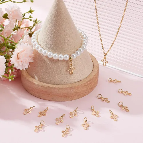 Vista 4 de Beebeecraft 1 caja de 30 dijes de cruz chapados en oro de 18 quilates con anillo de salto para hacer joyas, collares, pulseras, manualidades