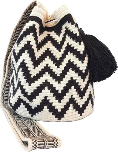 Vista 5 de Mochila Wayuu original para mujer, bolsos boho colombianos, hechos a mano con grandes borlas de aspecto agradable