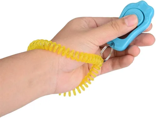Vista 7 de Clicker de entrenamiento ajustable de 3 engranajes para perros y mascotas, con forma de pata, duradero, ligero, con correa de muñeca para gatos