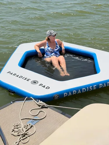 Vista 2 de Alfombrilla de agua inflable – Plataforma flotante triangular de 9 pies con malla Hamaca de agua resistente flotador de lago