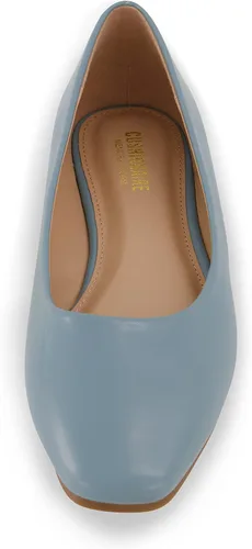 Vista 3 de CUSHIONAIRE Zapatos planos Skipper para mujer con espuma viscoelástica, anchos anchos disponibles, Charol negro