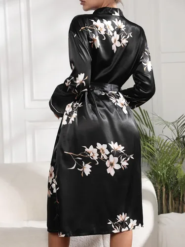 Vista 2 de WDIRARA Bata larga de satén de manga larga con estampado floral para dama de honor, boda, fiesta
