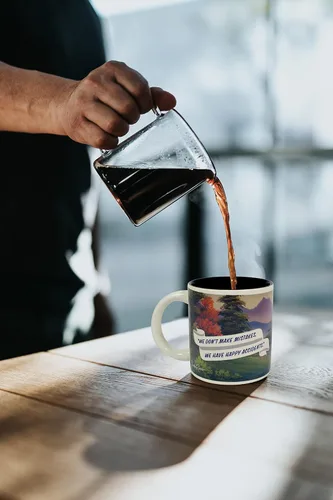 Vista 3 de Taza cambiante ante el calor, de Bob Ross - Agregue líquidos calientes y emerge una escena - viene en caja de regalo divertida