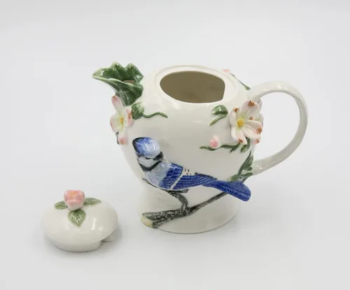 Vista 7 de Tetera de porcelana fina azul Jay Bird con diseño de flores de cornejo, 7 pulgadas de largo