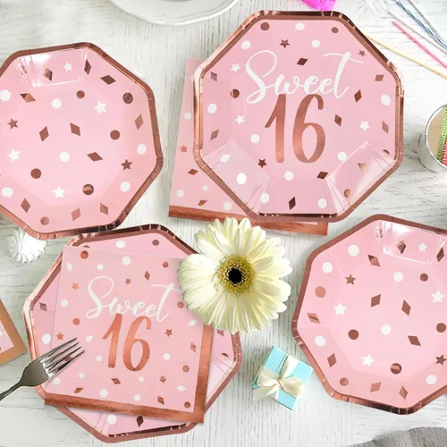 Vista 3 de Paquete de decoración de fiesta Sweet 16 en oro rosa y rosa: Set de suministros para fiestas con platos de papel, servilletas, vasos, mantel