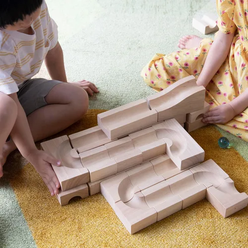 Vista 9 de Guidecraft Bloque de unidades Marble Run - 40 pc. Set: Bloques de aprendizaje educativo de madera de caucho, juguete STEM para niñas y niños