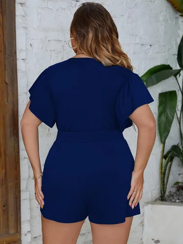 Vista 2 de WDIRARA Overol corto de manga corta con cuello en V profundo y nudo frontal para mujer, talla grande, con bolsillos