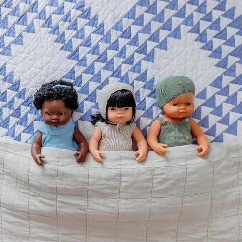 Vista 8 de Muñeca de bebé anatómicamente correcta de 15 pulgadas de Miniland, Chica asiática