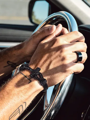 Vista 2 de Bandmax Pulsera trenzada de cuero negro para hombre con colgante gótico punk, pulsera de cuero con hebilla de acero inoxidable, paquete de regalo