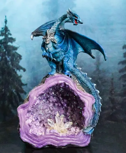 Vista 2 de Ebros Gift Fantasía Meteorito iridiscente Dragón Azul Guardando Cuarzo Púrpura Geoda Imitación Caverna Rock Figurita Colección Mediana Calabozos