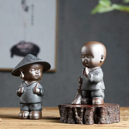 Vista 3 de KJYHXX Little Cute Monk - Figuras de cerámica – Adorables estatuas de monje de porcelana marrón (estilos de escoba/personal/bolsa) – Escritorio