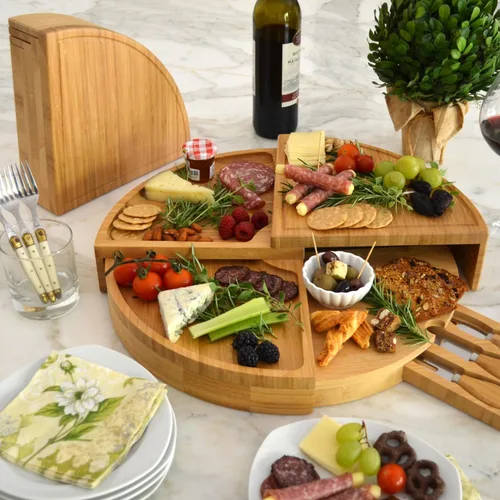 Vista 4 de Picnic at Ascot Juego de tablas patentadas de bambú para queso/charcutería con cuchillos de queso, se almacena como una cuña compacta, se abre a 18