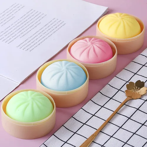 Vista 2 de MEIEST - Juego de 4 bolas antiestrés esponjosas y coloridas, juguete sensorial para aliviar la ansiedad, juguete para apretar masa, panecillo