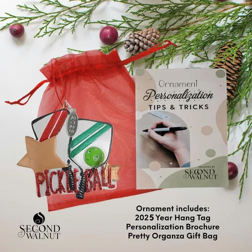 Vista 2 de Adorno de regalo de pickleball Pickle Baller - Regalos deportivos para hombres Paddleball - Etiqueta de fecha de año añadido en bolsa de regalo