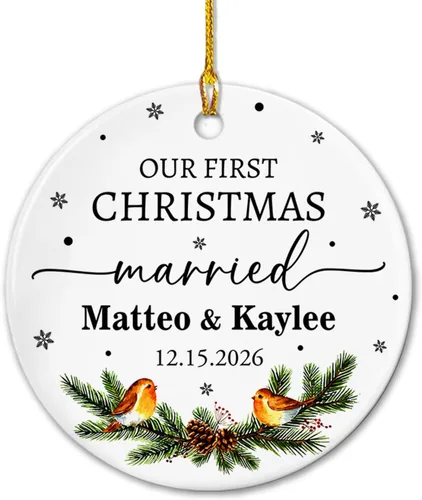 Vista 20 de Adorno de cerámica Our First Christmas Together, adorno de Navidad 2025 personalizado con nombre y fecha, renos para colgar en cerámica, regalo