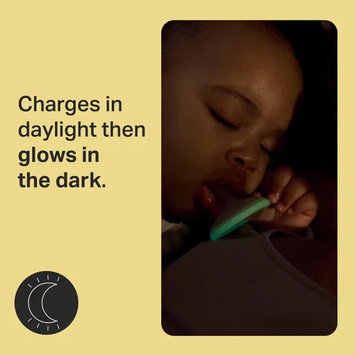 Vista 2 de Tommee Tippee Chupete Nocturno Similar al Pecho para Recién Nacidos, 0-6 Meses, Bolsita Similar al Pecho, Chupetes Sin BPA, Tecnología que Brilla