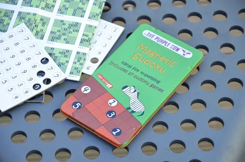 Vista 5 de The Purple Cow - Sudoku. Caja de juego magnética para niños y adultos. Resuelve rompecabezas duros y domina tu mente.