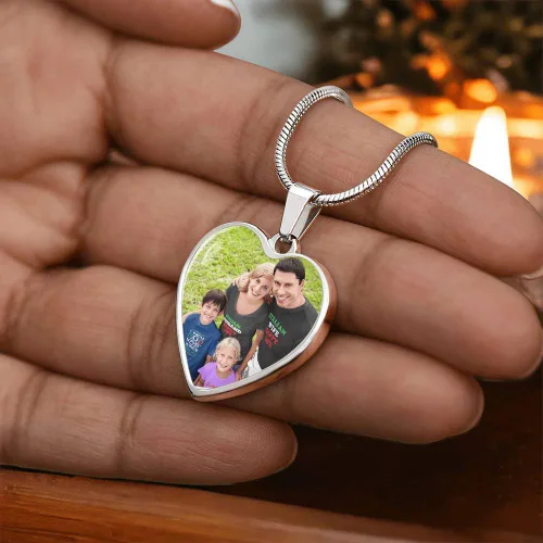 Vista 4 de Collar de corazón de plata con foto personalizada pon tu imagen favorita en esta joyería con tu mensaje personalizado grabado como un regalo