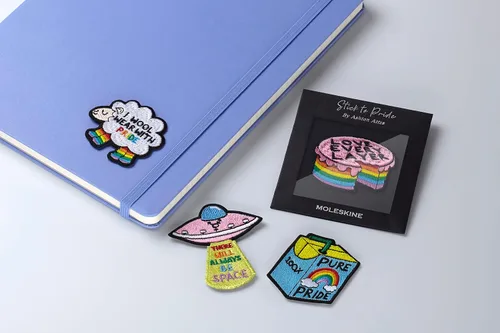 Vista 6 de Moleskine Se adhieren al orgullo, siempre habrá espacio, parche adhesivo de Ashton Attzs