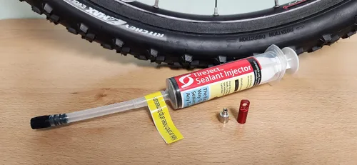 Vista 4 de Inyector de sellador de neumáticos TireJect - Jeringa aplicadora de inyector de sellador sin cámara compatible con Presta y Schrader - Instalación