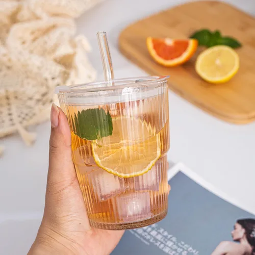 Vista 3 de QWEZXO Vaso de vidrio para café helado de 13 onzas/13.5 fl oz, taza de vidrio de agua de pared gruesa, taza de té con popote y tapa sellada