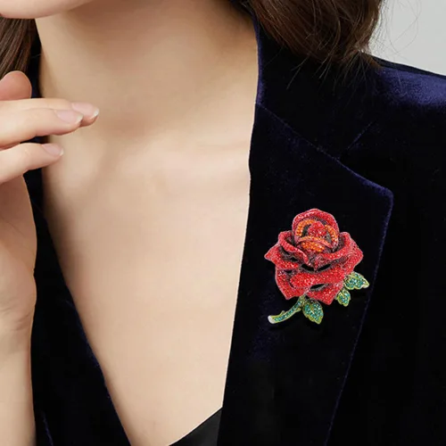 Vista 3 de Elegante broche de flores de rosas con diamantes de imitación para mujeres y hombres, pin de solapa floral de cristal vintage, elegante ramillete