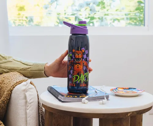 Vista 2 de Silver Buffalo Five Nights at Freddy's - Botella de agua con tapa de rosca, 28 onzas Let's Party - Diseño de tablero de ajedrez, tapa de rosca