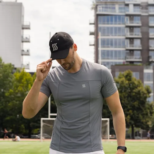 Vista 11 de SAAKA Sombrero de rendimiento para hombres y mujeres. Ajustable, absorbe el sudor. Golf, tenis, correr y deportes.