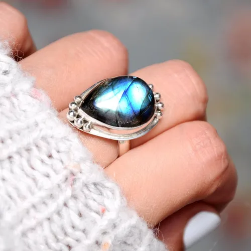 Vista 3 de Boho-Magic Anillo de plata de ley con labradorita para mujer, joyería bohemia con piedras preciosas en forma de lágrima