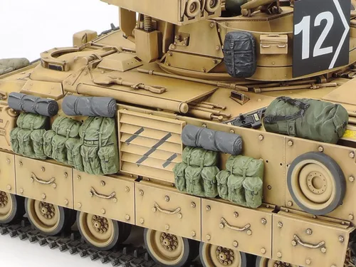 Vista 4 de Tamiya 35264 Tormenta del Desierto 1: 35 U.S. M2 A2 Bradley IFV (2)