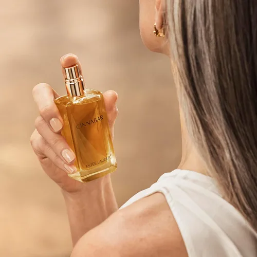 Vista 3 de Estée Lauder Cinnabar Eau de Parfum en espray con notas de jazmín, flor de naranja y clavo Perfumes para mujer, 1.7 onzas líquidas