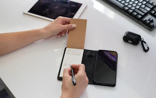 Vista 5 de MOJO - Funda para teléfono con bloc de notas para iPhone 13, 14 y 15, funda plegable con mini bolígrafo y bloc de notas (negro)
