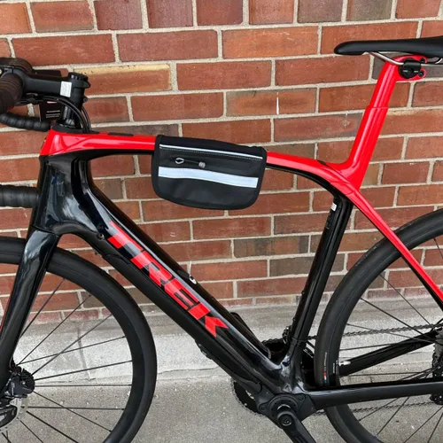 Vista 2 de BiKase Clutch - Eleganta bolsa de bicicleta que se monta en tu bicicleta o la puedes llevar. Bolso cruzado que se convierte en bolsa de bicicleta