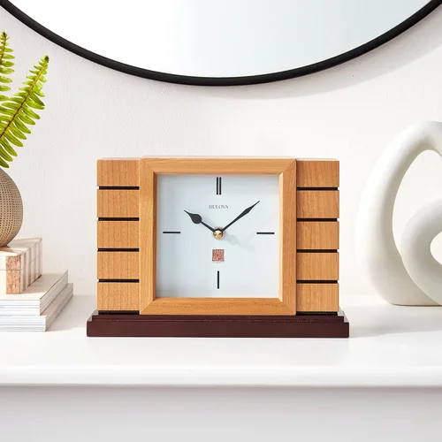 Vista 4 de Bulova B1659 Usonian II Frank Lloyd Wright - Reloj de repisa, acabado natural con base de manchas de nogal