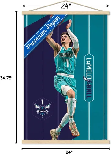 Vista 7 de Trends International NBA Charlotte Hornets - Póster de pared LaMelo Ball 23, 22.37 x 34.00 pulgadas, paquete de impresión premium y colgador