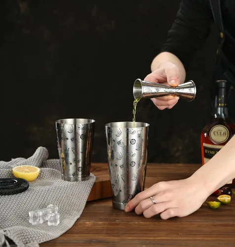 Vista 4 de Juego de agitador Boston Shaker de acero inoxidable con patrón grabado, coctelera pesada con imágenes de cócteles