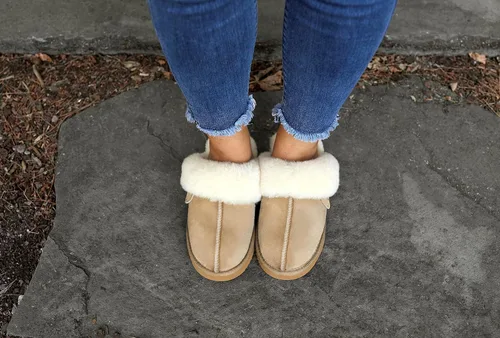 Vista 5 de Dearfoams Women's Fireside Sydney Shearling Fur IndoorOutdoor Scuff Slipper with Wide Widths