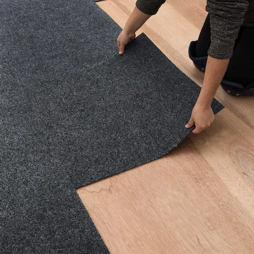 Vista 21 de Mohawk Home Baldosa de alfombra de 24" x 24" para interiores/exteriores, altura de pelo de 0.25", despegar y pegar, poliéster negro, (15 baldosas)