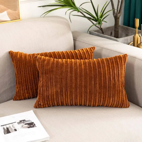 Vista 155 de UGASA - Fundas de almohada decorativas de terciopelo suave y sólidas de Navidad para sala de estar/sofá, 16 x 16 pulgadas, 2 unidades, color burdeos