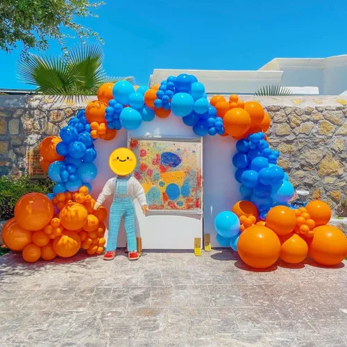 Vista 4 de Arco de globos de pata de perro, 105 piezas de guirnalda de globos con estampado de patas azules y naranjas, globos de papel de aluminio de hueso
