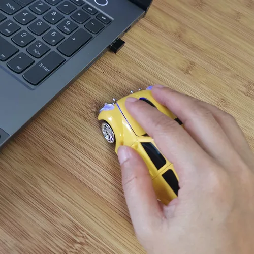 Vista 2 de Ratón inalámbrico para automóvil, mouse óptico inalámbrico de 2.4 GHz, mouse de computadora de automóvil, mouse amarillo, mouse con forma de auto