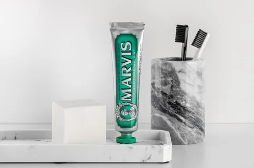 Vista 6 de Marvis Classic Strong Mint y Aquatic Mint - Juego de pasta de dientes, 3.8 onzas