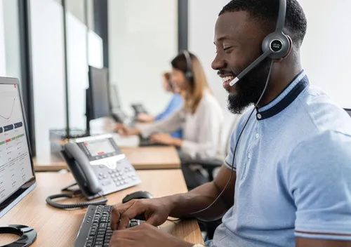Vista 2 de Cisco Headset 532, auriculares de desconexión rápida con cable dual en la oreja con adaptador USB-C, carbón, garantía de responsabilidad limitada