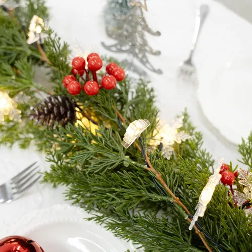Vista 4 de Guirnalda de Navidad Dushle de 6 pies con luces, funciona con batería, guirnalda de Navidad iluminada con conos de pino, bayas rojas, copos de nieve