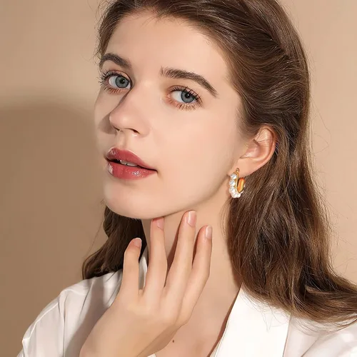 Vista 3 de Aretes de aro de perlas para mujer, chapados en oro de 14 quilates, aretes de perlas ligeras de perlas blancas, aretes gruesos