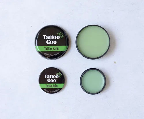 Vista 4 de Tattoo Goo Original Tamaño de Viaje para Cuidado de Tatuajes, Bálsamo Natural para Tatuajes con Cera de Abejas y Manteca de Cacao, Ungüento Calmante
