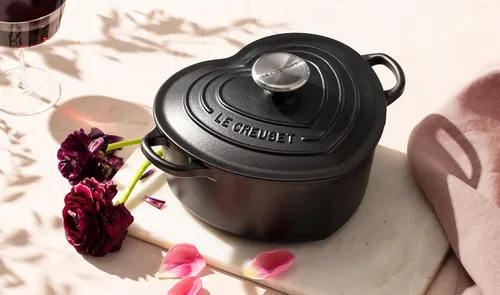 Vista 4 de Le Creuset Signature - Figura de corazón de hierro fundido esmaltado, 2 cuartos de galón, regaliz con perilla de acero inoxidable