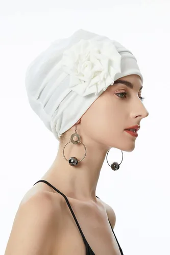 Vista 4 de ZLYC Gorro de verano para mujer, gorro elástico de quimioterapia con flores Blanco floral
