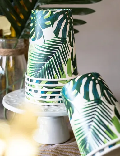 Vista 2 de Talking Tables 8 tazas de papel de hoja de palma tropical para fiesta, perfectas para barbacoas de verano, Luau hawaiano, cumpleaños de la selva